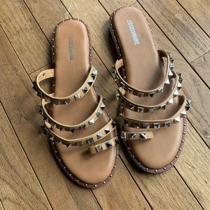 Cushionaire Studded Sandals